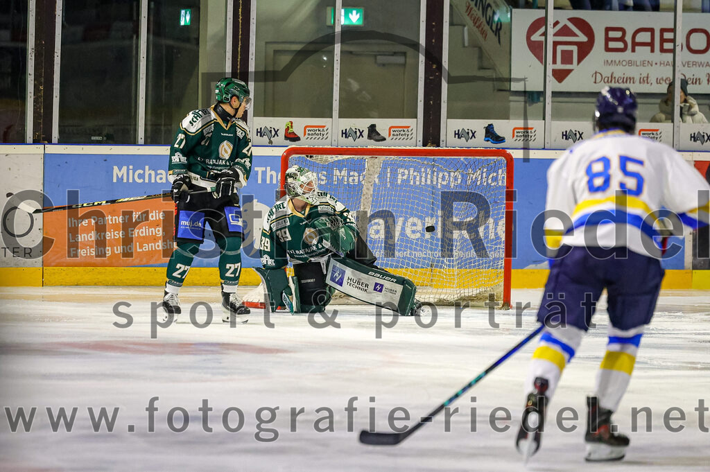 2025-12-05_117_TSV_Erding_gegen_Stuttgart_Rebels | Erding, Deutschland, 05.12.2025:Eishockey, Oberliga Süd 2025 / 2026, 23. Spieltag, TSV Erding gegen Stuttgart Rebels, Endergebnis: 5:6Mark Waldhausen (Erding Gladiators, #27), Torwart Leon Meder (Erding Gladiators, #39), Jannik Dornberger (Stuttgart Rebels, #85)Foto: Christian Riedel / fotografie-riedel.net