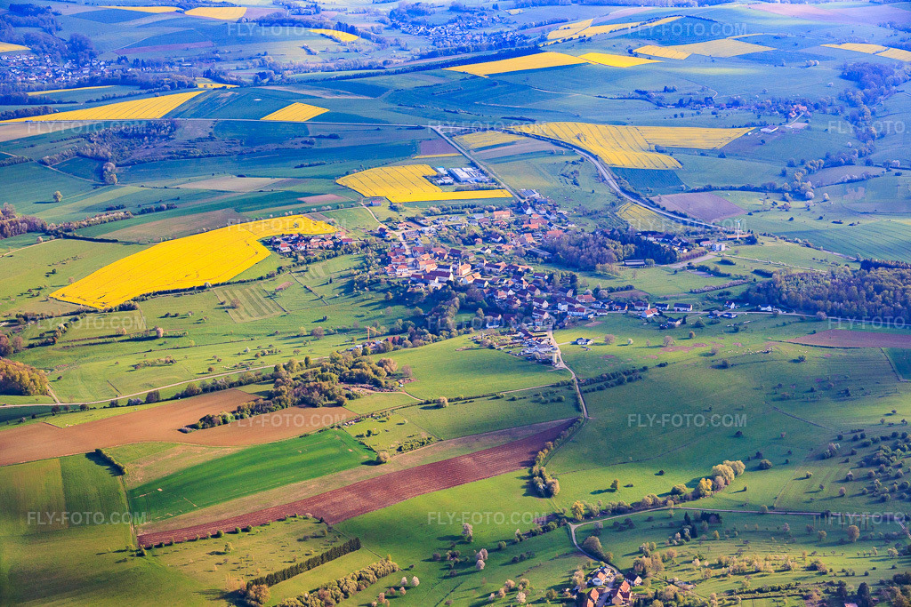 Aerial view: View of the town from the south in Schweyen in the state Moselle, France. – Photo: IMG_154860.jpg taken on 04/18/2026 by Werner Riehm/FLY-FOTO.com – Resolution of the original: 5827 x 3885 px