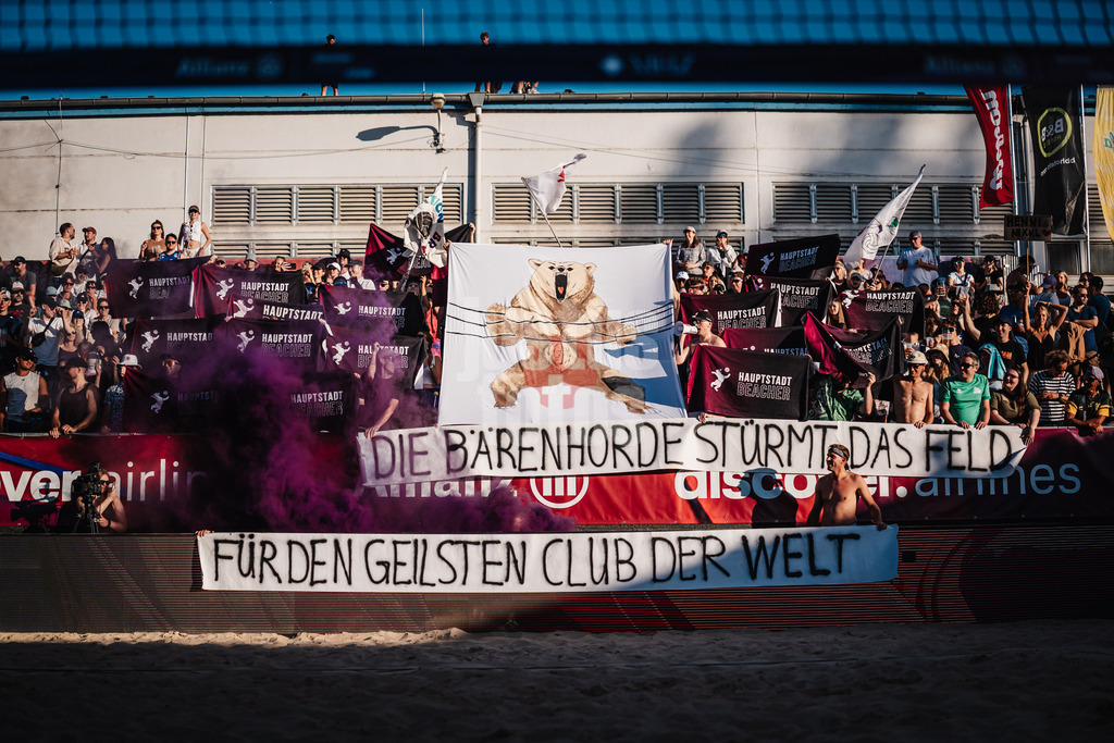 Beachvolleyball | Männer | Allianz German Beach Tour 2025 | Tourstop Berlin | 16.08.2025 | Eine Choreografie der Fangruppe Fraktion Bräune mit Pyrotechnik und einem Transparent mit der Aufschrift Die Bärenhorde stürmt das Feld für den Geilsten Club der Welt