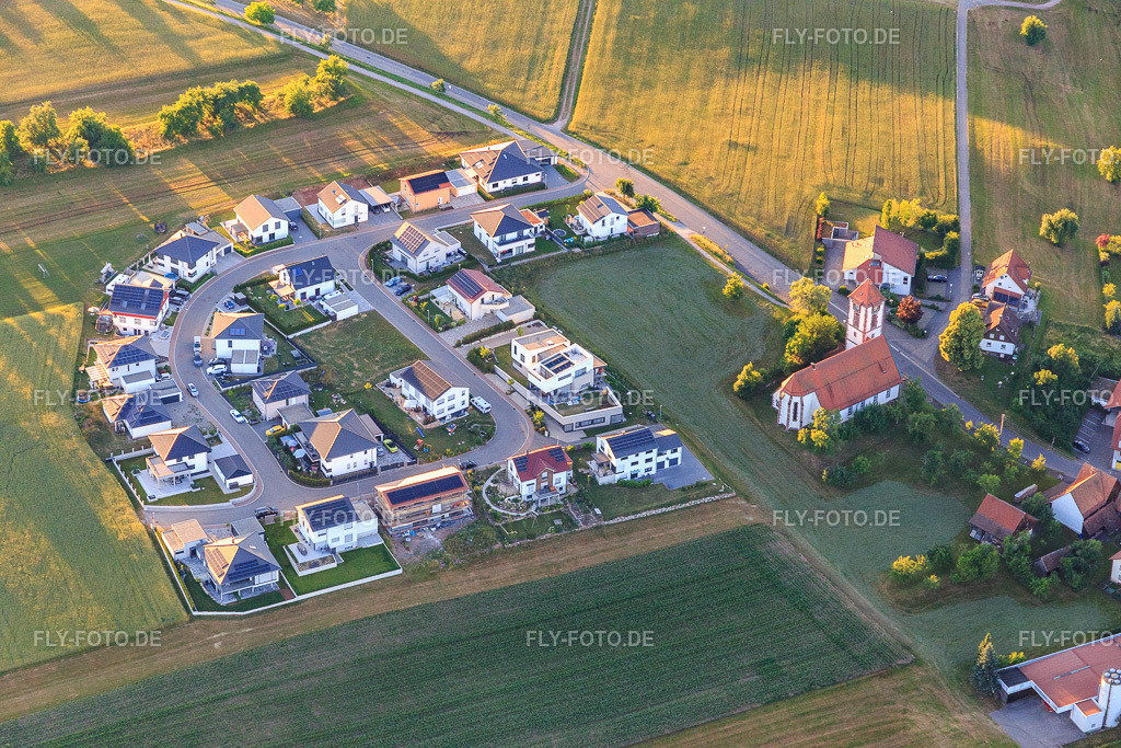 Neubaugebiet Falkenweg an der Christuskirche | Luftbild: Neubaugebiet Falkenweg an der Christuskirche im Ortsteil Tumlingen in Waldachtal im Bundesland Baden-Württemberg in Deutschland. Foto: IMG_149047.jpg vom 28.06.2025 durch Werner Riehm/FLY-FOTO.de - Realisiert mit Pictrs.com