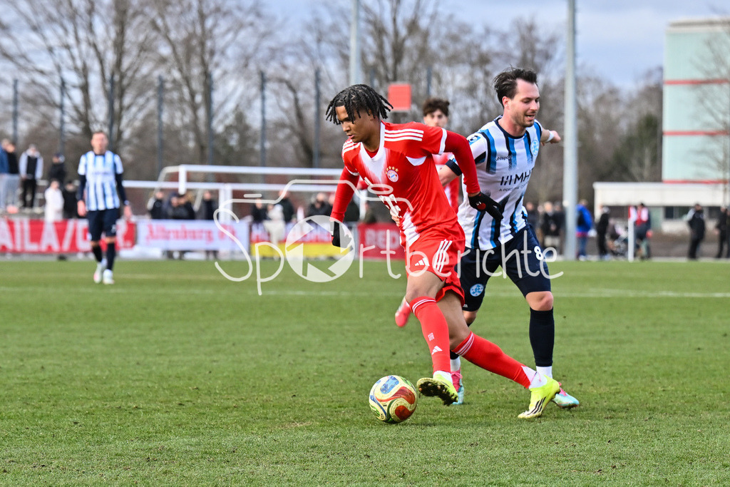 FC Bayern Amateure - Stuttgarter Kickers | MUNICH, GERMANY - 07. FEBRUARY: im Duell David TOMIC (Stuttgarter Kickers 8) und Julien YANDA (FC Bayern München II 13) während dem Testspiel zwischen den Amateuren des FC Bayern und den Stuttgarter Kickers am FC Bayern Campus