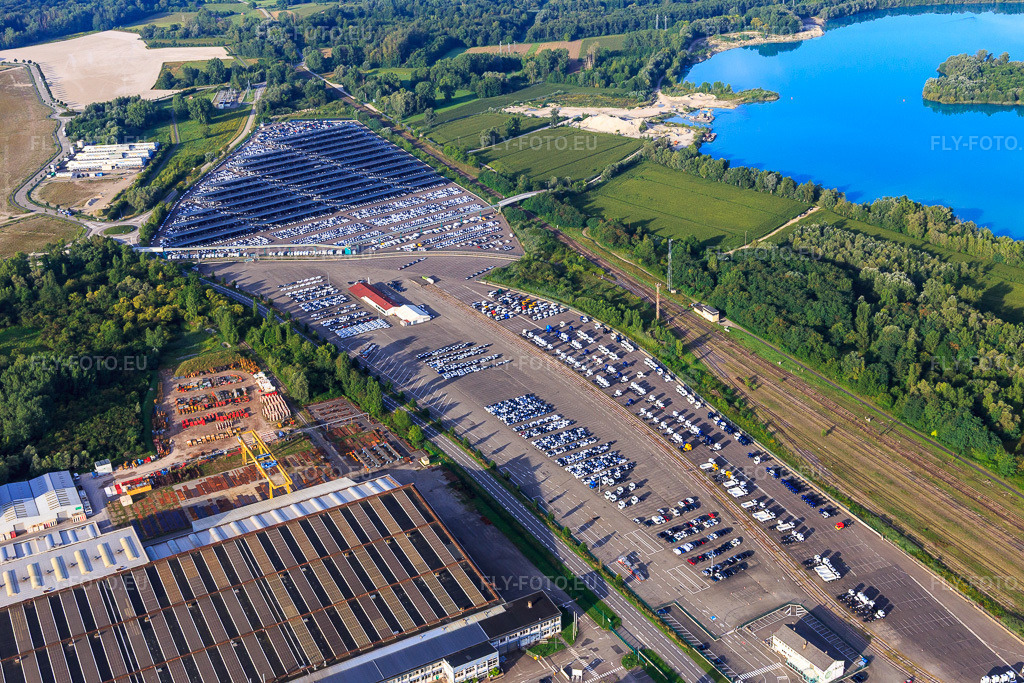 Vue aérienne: ARCHICUB - Aire de stationnement pour l'importation de camions et de voitures par Walon à Lauterbourg dans le département Bas Rhin, France. Photo: IMG_149484.jpg prise le 09/08/2025 par Werner Riehm/FLY-FOTO.euRésolution de l'original: 5472 x 3648 pxSolutions logistiques pour l'industrie: Accueil