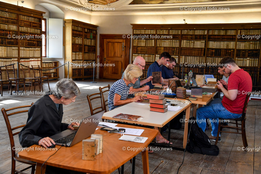 Stift Lambach_ Bibliothek_ 25.08.2022-37 | 25.08.2022, Lambach, AUT, Stift Lambach, Bibliothek, im Bild Christine Maria Grafinger (Bibliothekarin und Historikerin) und die ganze Gruppe aus Augsburg