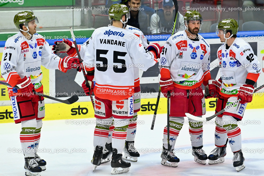 EC IDM Wärmepumpen VSV vs. HC Bozen 19.9.2023 | Jubel HC Bozen Mannschaft, #21 Ford Connor, #55 Vandane Davis, #91 Halmo Michael, #92 Thomas Christian, win2day icehockeyleague, EC IDM Wärmepumpen - HC Bozen  am 19.09.2023 in Villach (Stadhalle Villach), Austria, (Photo by Bernd Stefan)