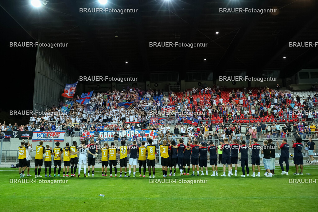SB_KFCBAU_20250815_6338.JPG -  - KFC Uerdingen - SF Baumberg - Oberliga Niederrhein | Krefeld, Deutschland, 15.08.25: Spieler von KFC Uerdingen feiern mit den Fans während des Oberliga Niederrhein Spiels zwischen KFC Uerdingen - SF Baumberg in der Grotenburg Stadion am 15. August 2025 in Krefeld, Deutschland. (Foto von Stefan Brauer/Brauer-Fotoagentur)