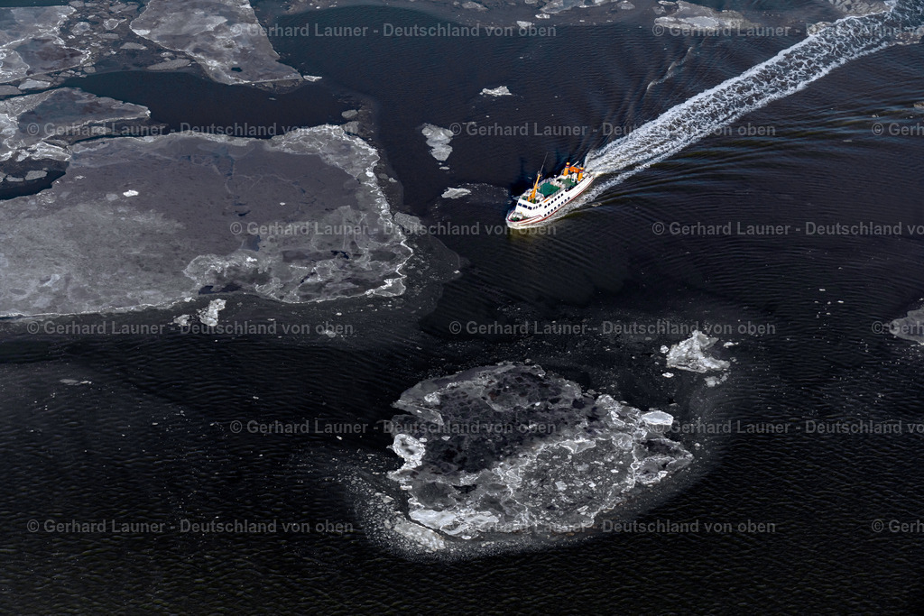 4044259 | JUIST 14.02.2021 Winterluftbild Fahrt eines Fähr- Schiffes " Frisia X " zwischen Treibeis- Schollen vor der Nordsee- Insel Juist im Bundesland Niedersachsen, Deutschland.