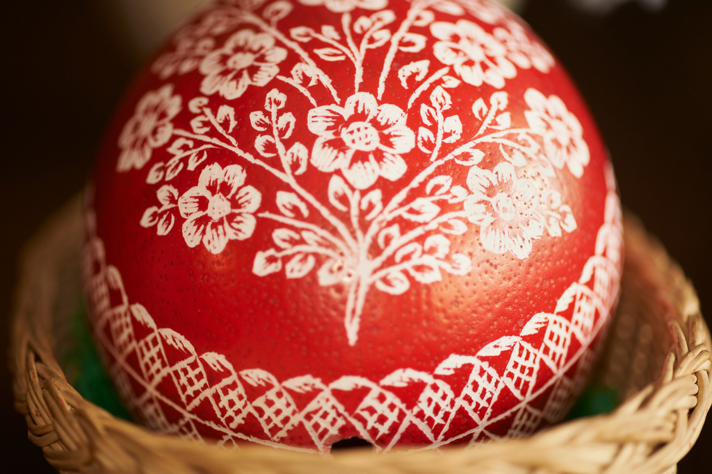 Stinatzer Ostereier kratzen | Stinatz, Austria - January 22, 2016: Von Frau Wilma Zieserl gekratzte Stinatzer Ostereier. - Realisiert mit Pictrs.com