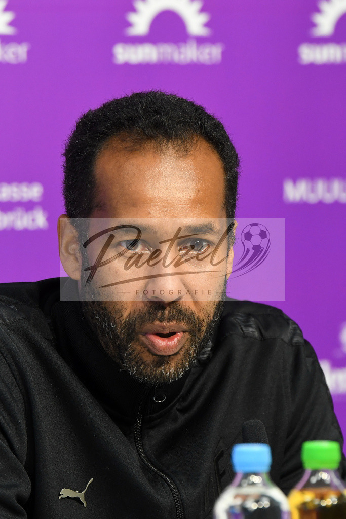 20200127_PKOSNA_0035 | Fußball, Herren: Trainer Daniel Thioune (VfL Osnabrück) schaut bei der Pressekonferenz des VfL Osnabrück am 27.01.2020 im Stadion an der Bremer Brücke in Osnabrück, Deutschland.(Foto von Nico Paetzel) - Realisiert mit Pictrs.com