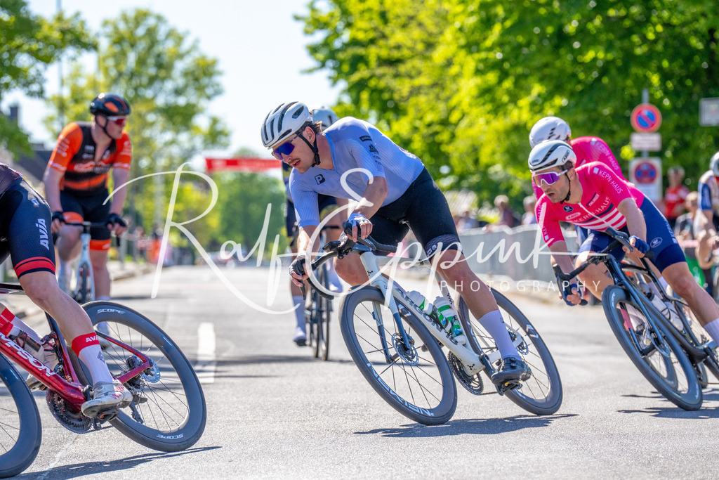 Spurt in den Mai 2026 - Großer Preis der Sparkasse Neuss | Annual one-day road cycling race "Großer Preis der Sparkasse Neuss" held in Büttgen, Germany, organized by VfR Büttgen 1912 e.V. The event features multiple races across all age categories from U11 youth to Elite men. - Realisiert mit Pictrs.com