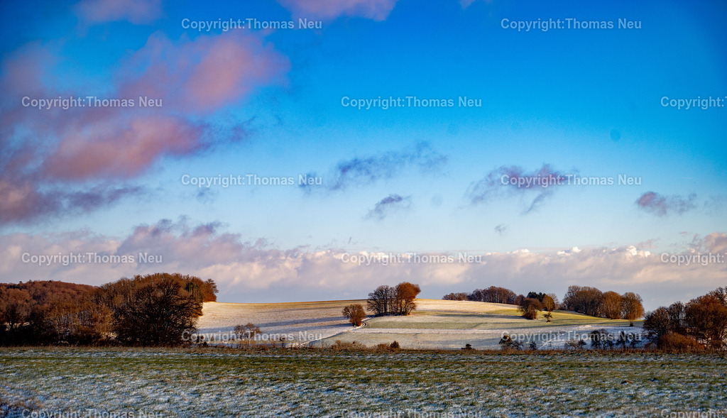 Winter_Schnee_Winterkasten_Fotografie_Thomas-Neu-6 | Winterliche Landschaft bei Winterkasten nahe Lindenfels: Raureif und Schnee überziehen Felder und Wiesen an einem klaren Wintertag im Odenwald.Foto: Thomas Neu