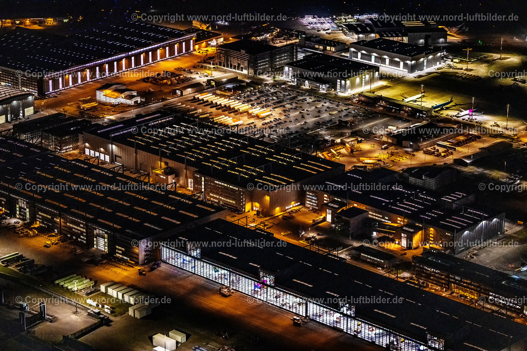 Hamburg_Finkenwerder_Airbus_Nachtaufnahme_ELS_5709060325 | HAMBURG 06.03.2025 Nacht- Lichter und Beleuchtung Airbus Produktionsgelände und Werksflughafen Finkenwerder in Hamburg. Auf dem ehemaligen Gelände der Hamburger Flugzeugbau - am Elbeufer auf der Halbinsel Finkenwerder -  befindet sich ein Airbus-Werk mit eigenem Werksflughafen. Weiterführende Informationen bei: Airbus SE. // Night lighting airbus works and airport of Finkenwerder in Hamburg in Germany. The former Hamburger Flugzeugbau works  - on the Finkenwerder Peninsula on the riverbank of the Elbe - include an Airbus production site with an airplane. Several Airbus planes and models are being constructed here. Further information at: Airbus SE. Foto: Martin Elsen