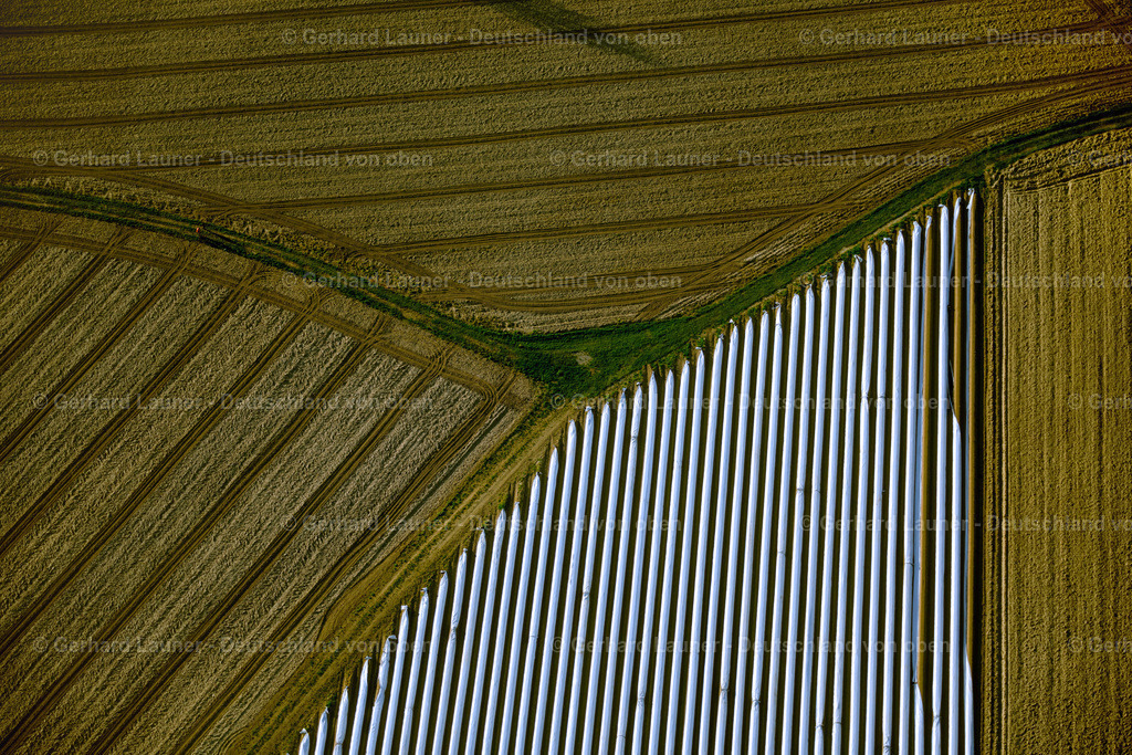 4024558 | FRIEDRICHSHAFEN 15.04.2020 Landschaft vorwiegend landwirtschaftlich genutzte Felder mit angrenzenden Wald- und Forstflächen bei Ailingen in Friedrichshafen im Bundesland Baden-Württemberg, Deutschland. // Agricultural fields with adjacent forest and forest areas bei Ailingen in Friedrichshafen in the state Baden-Wuerttemberg, Germany. Foto: Gerhard Launer