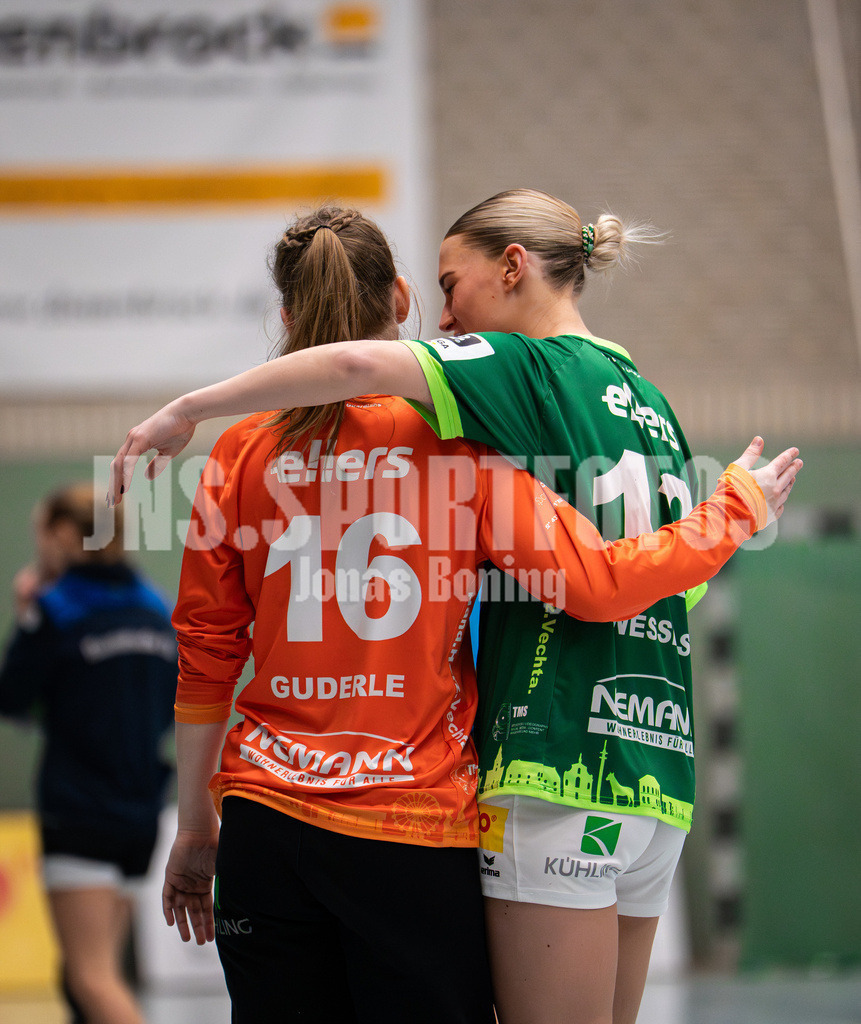 Handball I Frauen I Saison 2025-2026 I 3. Liga Staffel Nord I 13. Spieltag I SC SFN Vechta -Buxtehuder SV II-50 | Madita Guderle (16, SC SFN Vechta) mit Nele Wessels (13, SC SFN Vechta) - Realisiert mit Pictrs.com