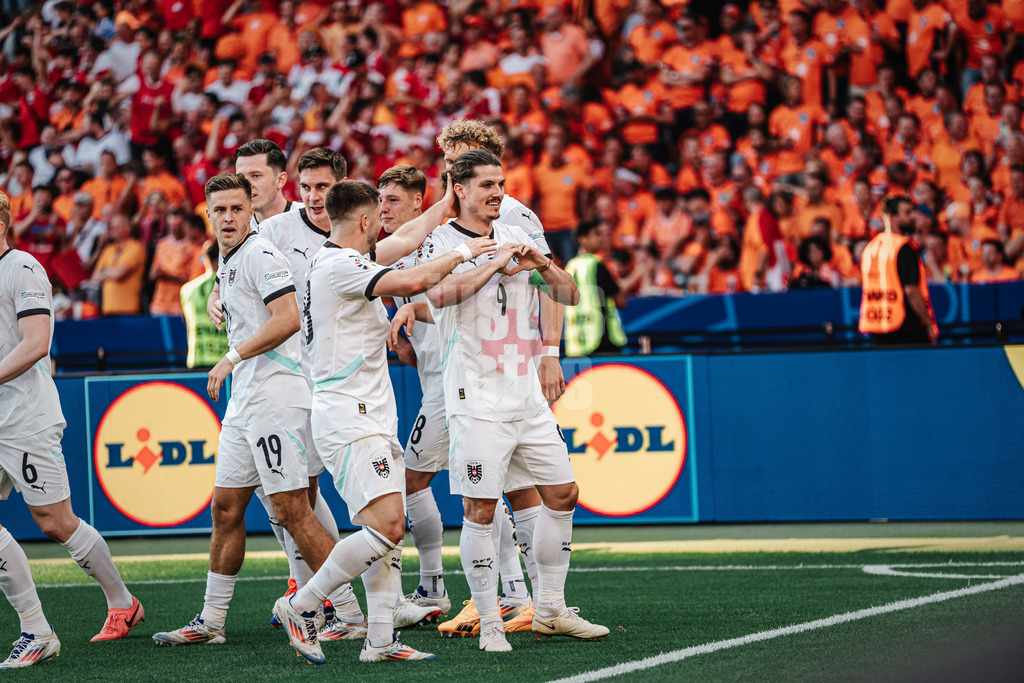 Fußball | Herren | UEFA-Fußball-Europameisterschaft 2024 | Gruppe D | Niederlande vs. Österreich | 25.06.2024 | Torschütze Marcel Sabitzer (#9, Österreich) jubelt mit seinem Team nach seinem Tor und formt ein Herz