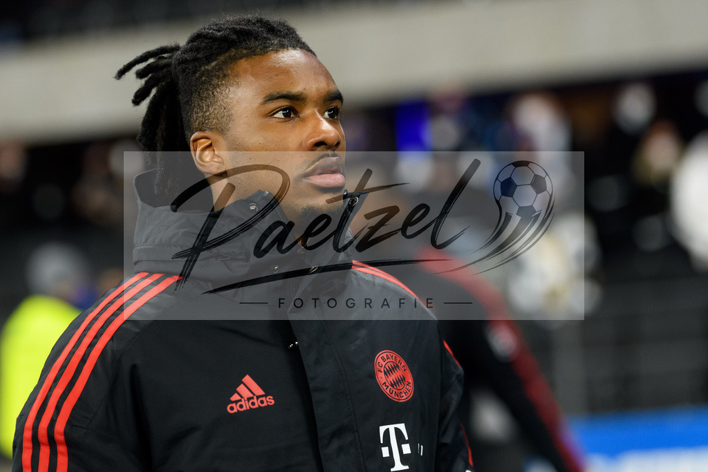 BSCFCB20220123_219 | Fussball, Herren: Omar Richards (FC Bayern Muenchen) schaut bei dem Spiel der 1. Bundesliga zwischen Hertha BSC und FC Bayern Muenchen im Olypiastadion am 23.01.2022 in Berlin, Deutschland.DFB / DFL REGULATIONS PROHIBIT ANY USE OF PHOTOGRAPHS AS IMAGE SEQUENCES AND/OR QUASI-VIDEO. - Realisiert mit Pictrs.com