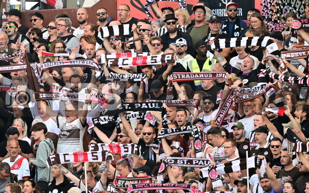 KBS Picture_FCStPauli-Heidenheim_006 | St. Pauli Fans mit Schals ,Sportplatz :  Millerntor Stadion, - Realisiert mit Pictrs.com
