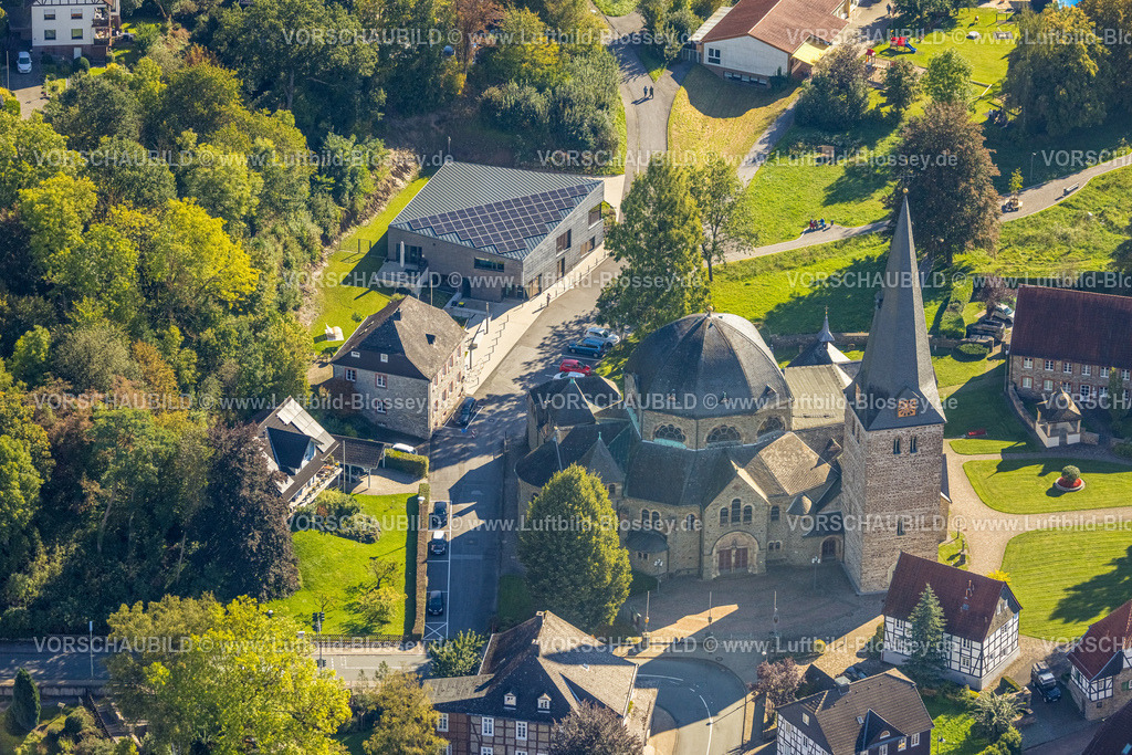 Balve230907858 | Luftbild, Kath. Sankt Blasius Pfarrkirche, Neubau Pfarrheim Kirchengemeinde St. Blasius am Dechant-Löcker-Weg, Balve, Sauerland, Nordrhein-Westfalen, Deutschland