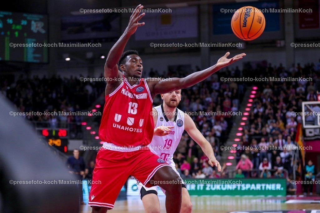 BCL08012501015 | 08.01.2025, Basketball Champions League, 1. Spiel Play-In, Telekom Baskets Bonn - Pallacanestro Reggiana, Telekom Dome: Stephane Gombauld (Pallacanestro Reggiana #13) gegen Till Pape (Telekom Baskets Bonn #19)