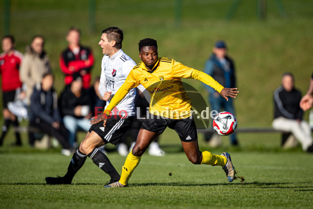 TSV Peißenberg gegen TSV Schongau | Fußball A-Klasse Oberbayern Zugspitze Herren Gruppe 8, TSV Peißenberg gegen TSV Schongau, 20241110,Abu TURAY (TSV Schongau 15) in Aktion,2024-11-10 in Eberfing (Sportpark Eberfing), Abu TURAY (TSV Schongau 15)Copyright: WolfgangxLindner www.foto-lindner.de