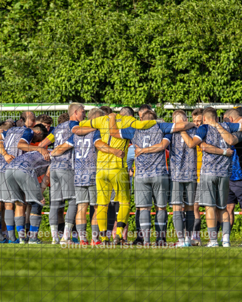 20250618_184005_0092-Bearbeitet | #,SG Erkenbrechtsweiler-Hochwang (blau) vs. TSV Berkheim (grau), Fußball, Entscheidungsspiel 2 in Bezirksliga - Bezirk Neckar/Fils, Saison 2024/2025, Rasenplatz, Erlengarten 37, 73087 Bad Boll, 18.06.2025 - 18:30 Uhr,Foto: PhotoPeet-Sportfotografie/Peter Harich