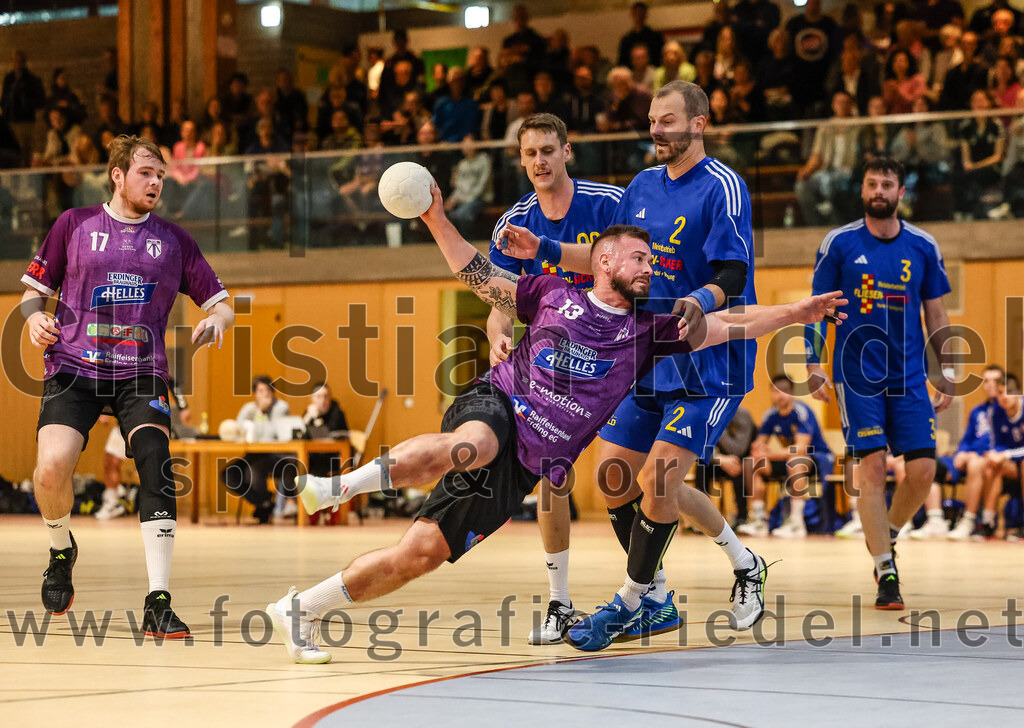 2024-10-13_053_SpVgg_Altenerding_gegen_SSG_Metten | Erding, Deutschland, 13.10.2024:Handball, Bezirksoberliga Männer 2024 / 2025, 4. Spieltag, SpVgg Altenerding gegen SSG Metten, Endergebnis: 40:22Niklas Fleps (SpVgg Altenerding, #17), Sebastian Forster (SpVgg Altenerding, #13), Karel Kveton (SSG Metten, #2), Patrick Sigl (SSG Metten, #99), Jan Matousik (SSG Metten, #3)Foto: Christian Riedel / fotografie-riedel.net