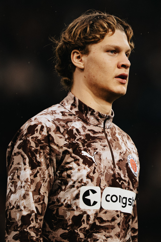 FCS08976 | Der offizielle Shop für FC St. Pauli Fotos. Wähle aus Spielszenen & Fanmomenten dein FCSP Wunschformat. Wir liefern Millerntor-Atmosphäre.
