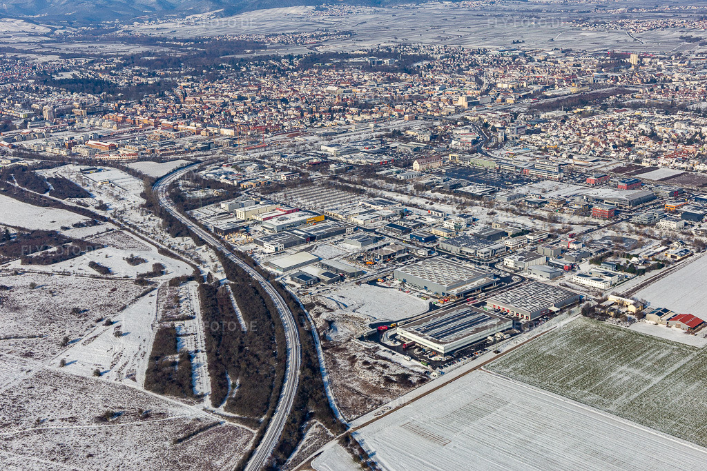 Luftbild: Winterluftbild im Schnee im Ortsteil Queichheim in Landau im Bundesland Rheinland-Pfalz in Deutschland. Foto: IMG_124721.jpg vom 11.02.2021 durch Werner Riehm/FLY-FOTO.de