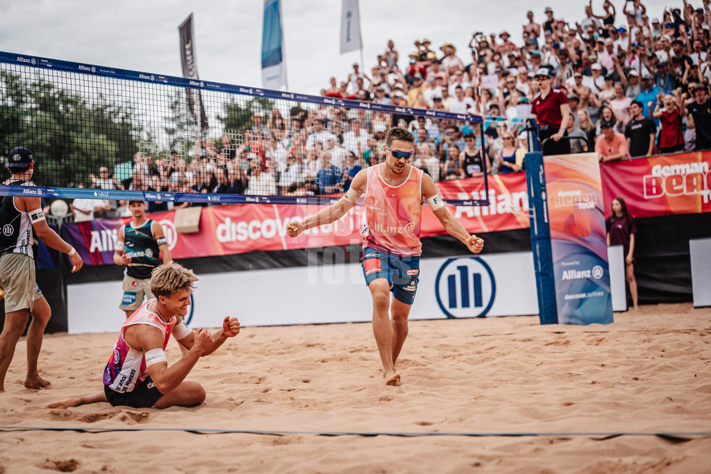 Beachvolleyball | Männer | Allianz German Beach Tour 2025 | Tourstop München | 06.07.2025 | v.l. Luis Kubo und David Poniewaz jubeln nach dem Sieg