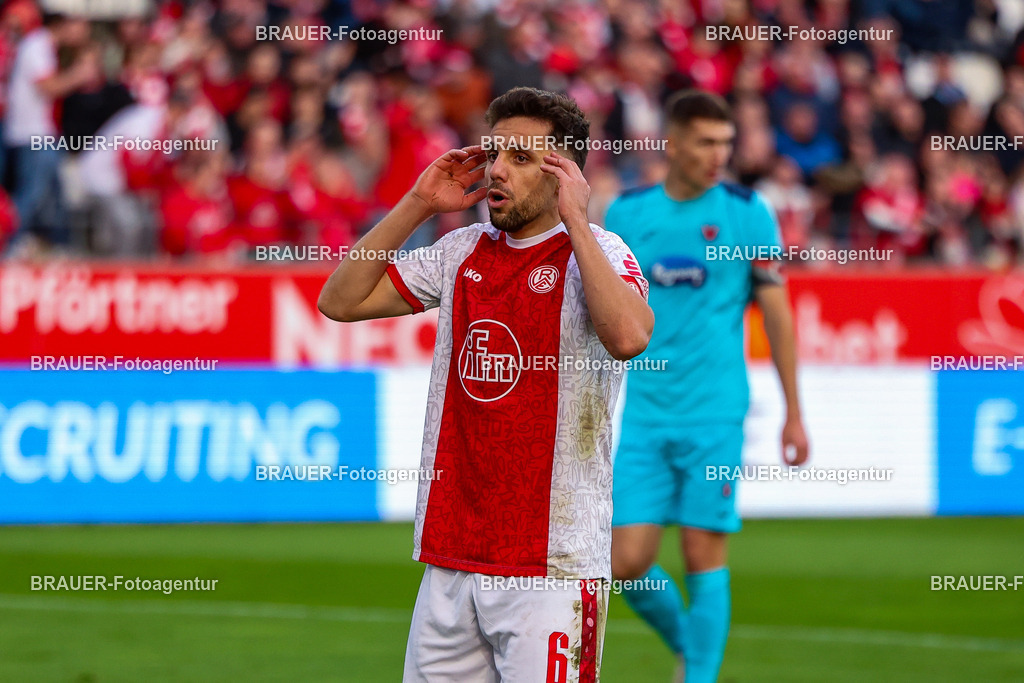 Rot-Weiss Essen - Viktoria Köln - 3.Liga | Essen, Deutschland, 18.10.2025 Ahmet Arslan  (Rot-Weiss Essen) gestikuliert während des 3.Liga Spiels zwischen Rot-Weiss Essen- Viktoria Köln im Stadion an der Hafenstraße am 01.08.2025 in Essen. (Foto von Timo Bluhmki-Schmidt/ Brauer Fotoagentur