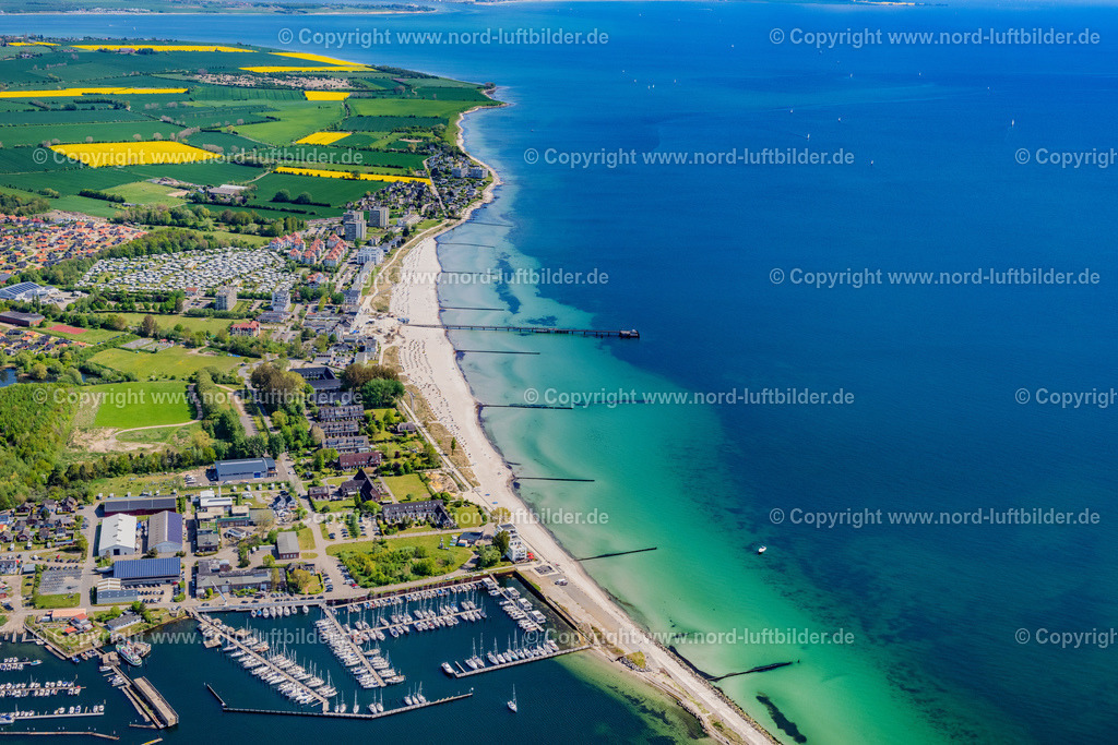 Grossenbrode_ELS_4429150522 | GROßENBRODE 15.05.2022 Ortsansicht an der Meeres-Küste der Ostsee in Großenbrode im Bundesland Schleswig-Holstein. // Townscape on the seacoast of Baltic Sea in Grossenbrode in the state Schleswig-Holstein. Foto: Martin Elsen