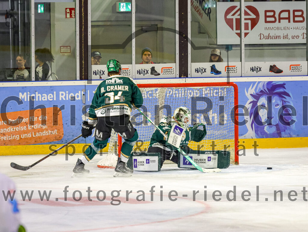 2025-09-26_046_TSV_Erding_gegen_SC_Riessersee | Erding, Deutschland, 26.09.2025:Eishockey, Oberliga Süd 2025 / 2026, 3. Spieltag, TSV Erding gegen SC Riessersee, Endergebnis: 3:5Bastian Cramer (Erding Gladiators, #34), Torwart Leon Meder (Erding Gladiators, #39)Foto: Christian Riedel / fotografie-riedel.net