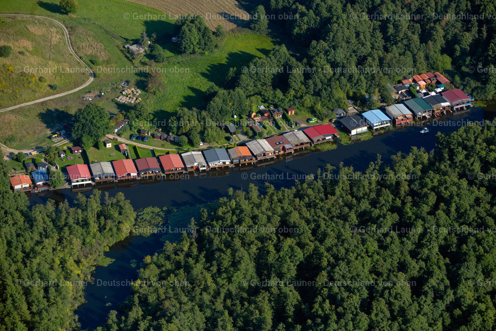 4062333 | MIROW 08.09.2021 Bootshaus- Reihen mit Sportboot- Anlegestellen und Bootsliegeplätzen am Uferbereich des Kanals der Mecklenburgische Seenplatte in Mirow im Bundesland Mecklenburg-Vorpommern, Deutschland. // Boat House ranks with the recreational marine jetties and boat mooring area on the banks of the canal of the Mecklenburg Lake District in Mirow in the state Mecklenburg - Western Pomerania, Germany. Foto: Gerhard Launer