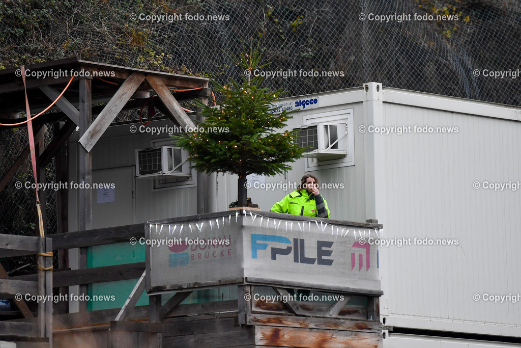 Westring A26_ erster Brueckenteil Westringbruecke_ 01.12.2022-24 | 01.12.2022, Westring A26, AUT, Westring A26, erster Brueckenteil Westringbruecke, im Bild eine Arbeiterin mit Christbaum beobachtet das Spektakel