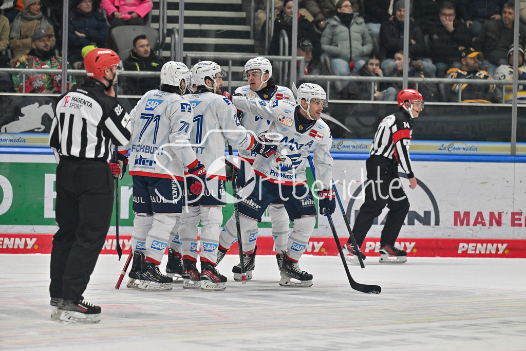 Augsburger Panther - Adler Mannheim | Jubel der Gaeste nach dem Treffer zum 0-2 durch Jordan SZWARZ (Adler Mannheim 14)  Freude / Happy / Tor / Torschuezte / DEL: Augsburger Panther - Adler Mannheim, Curt Frenzel Stadion am 26.12.2024
