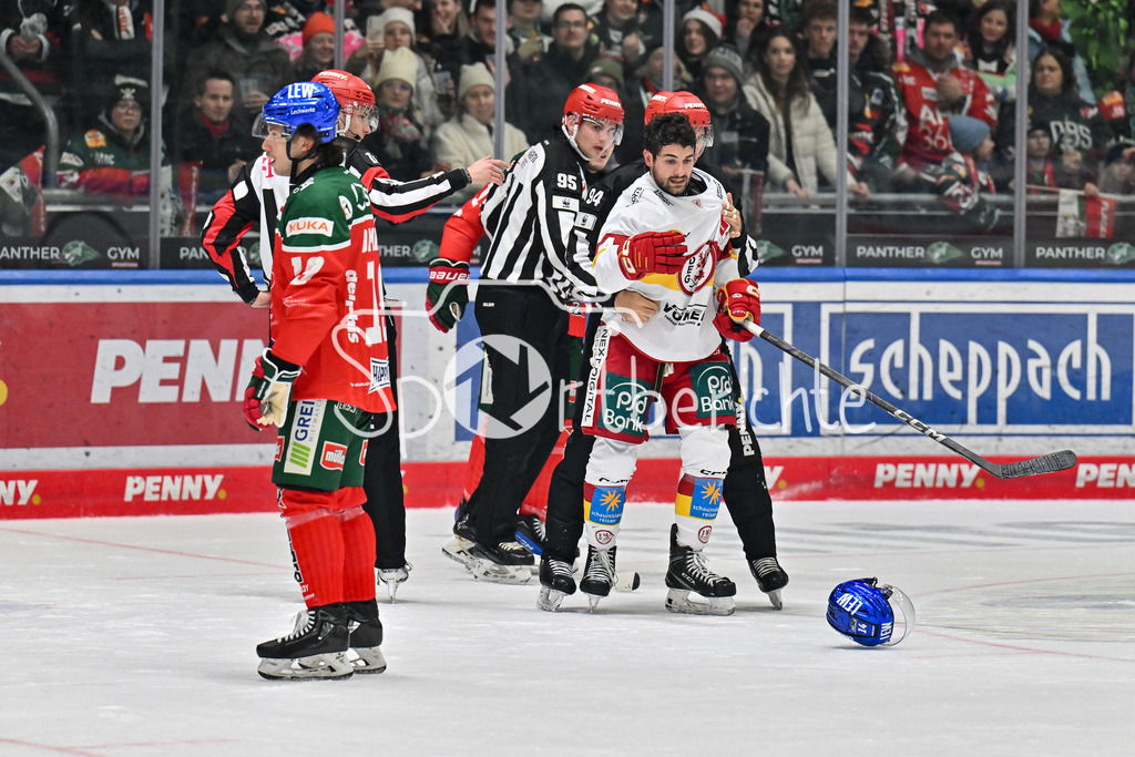 Augsburger Panther - Düsseldorfer EG | vor dem Tor von Strauss MANN (Augsburger Panther #38) haben Nolan ZAJAC (Augsburger Panther #44), Justin RICHARDS (Duessedorfer EG 14) und D. J. BUSDEKER (Augsburger Panther #14) einen Faustkampf / fight / DEL: Augsburger Panther - Düsseldorfer EG, Curt Frenzel Stadion am 13.12.2024