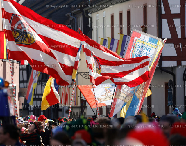 Fastnachtsumzug in Seligenstadt | 03.03.2025 In der schönen Altstadt von Seligenstadt ist heute am Rosenmontag der Fastnachtsumzug der Höhepunkt trotz vieler Strassensperrungen und Umleitungen sowie Polizeipräsenz (Foto: Peter Henrich) - Realisiert mit Pictrs.com