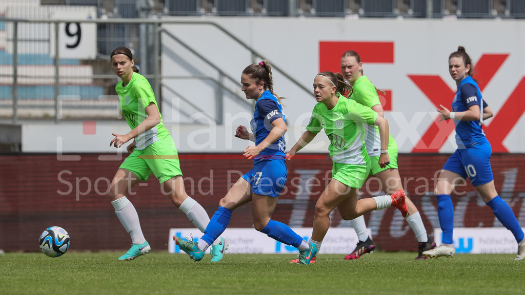 Fussball, 2. Frauen-Bundesliga, SV Meppen - VfL Wolfsburg II | v.li.: Noreen Günnewig (SV Meppen, 17) und Sara Schaller (VfL Wolfsburg II, 13) im Zweikampf, Duell, Dynamik, Aktion, Action, Spielszene, DIE DFB-RICHTLINIEN UNTERSAGEN JEGLICHE NUTZUNG VON FOTOS ALS SEQUENZBILDER UND/ODER VIDEOÄHNLICHE FOTOSTRECKEN. DFB REGULATIONS PROHIBIT ANY USE OF PHOTOGRAPHS AS IMAGE SEQUENCES AND/OR QUASI-VIDEO.