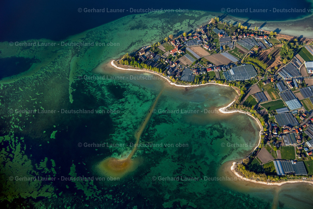 4024176 | REICHENAU 15.04.2020 Glasdach- Flächen in den Gewächshausreihen zur Pflanzenzucht und Landwirtschaft in Reichenau im Bundesland Baden-Württemberg, Deutschland. // Rows of greenhouses for growing plants and Landwirtschaft in Reichenau in the state Baden-Wuerttemberg, Germany. Foto: Gerhard Launer