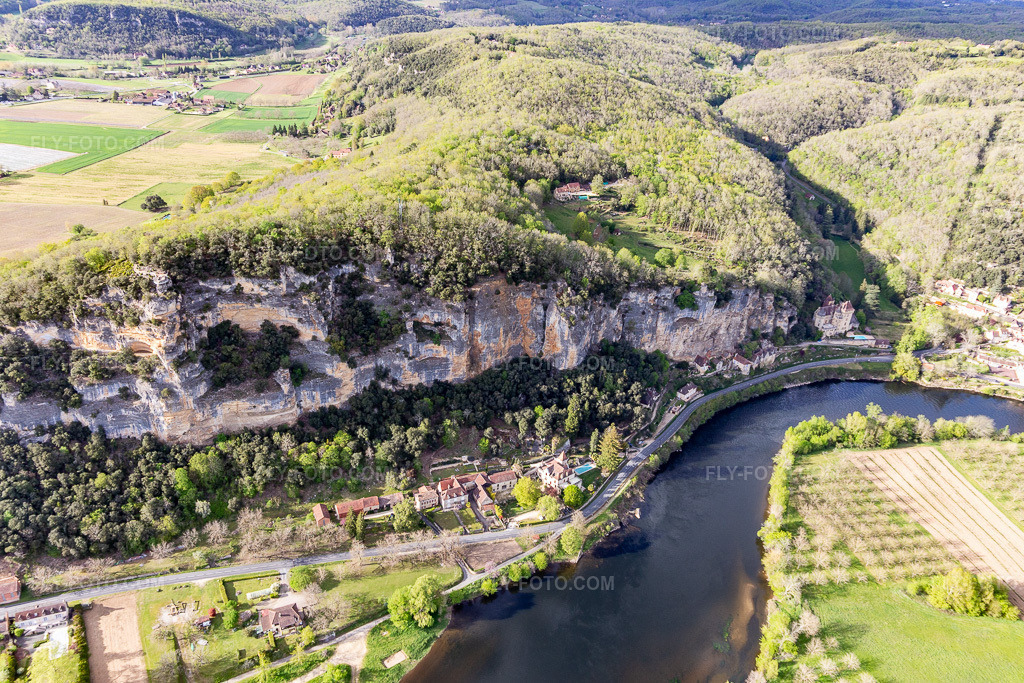 Aerial view: Chateau de la Malartrie in Vézac in the state Dordogne, France. – Photo: IMG_113436.jpg taken on 04/16/2019 by Werner Riehm/FLY-FOTO.com – Resolution of the original: 5190 x 3460 px