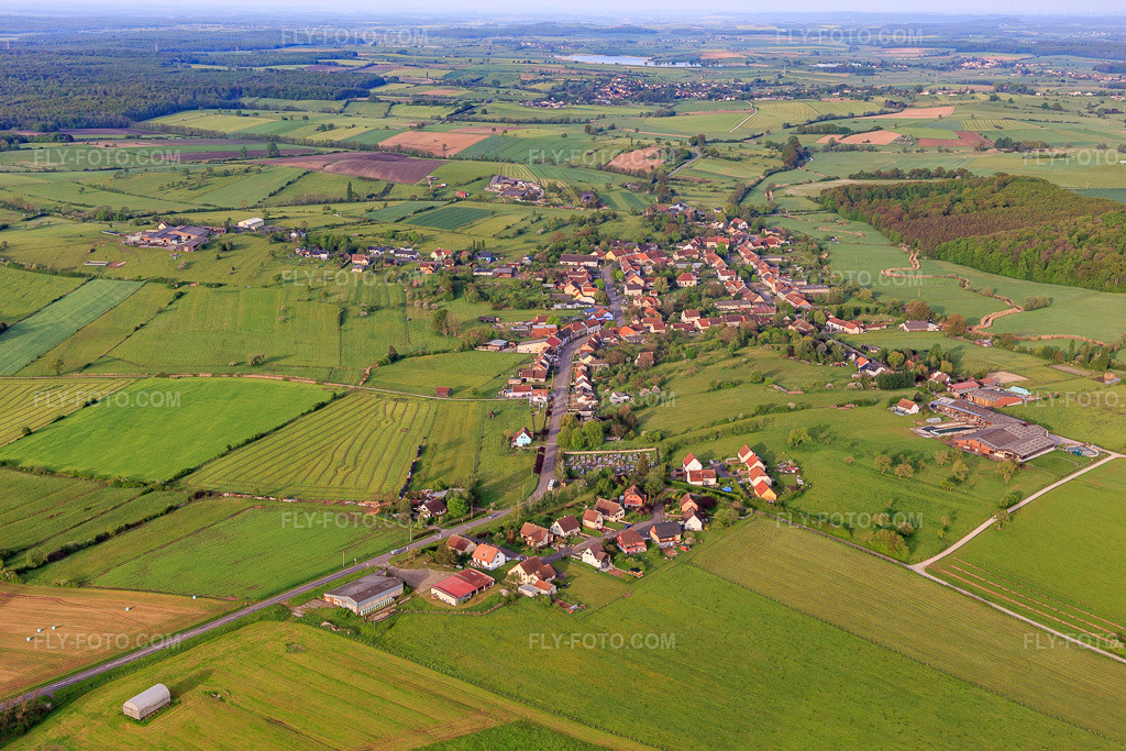 Aerial view: View of the town from the northeast in Altwiller in the state Bas-Rhin, France. – Photo: IMG_140576.jpg taken on 05/01/2024 by Werner Riehm/FLY-FOTO.com – Resolution of the original: 5472 x 3648 px
