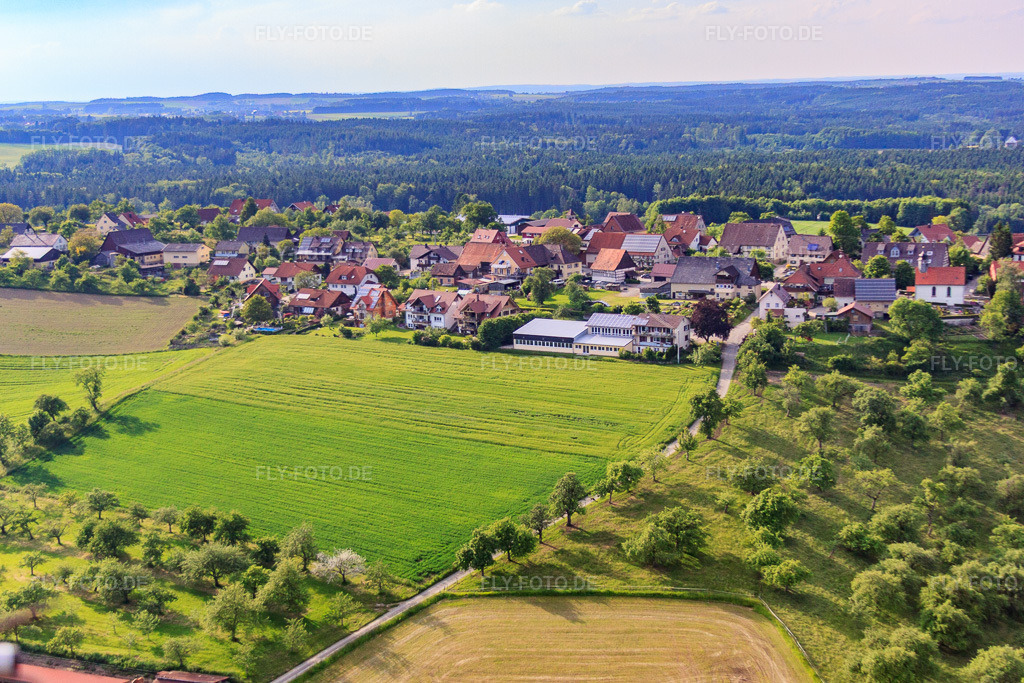 Luftbild: Ortsansicht von Süden im Ortsteil Taisersdorf in Owingen im Bundesland Baden-Württemberg in Deutschland. Foto: IMG_57626.jpg vom 08.06.2013 durch Werner Riehm/FLY-FOTO.deAuflösung des Originals: 4118 x 2746 px
