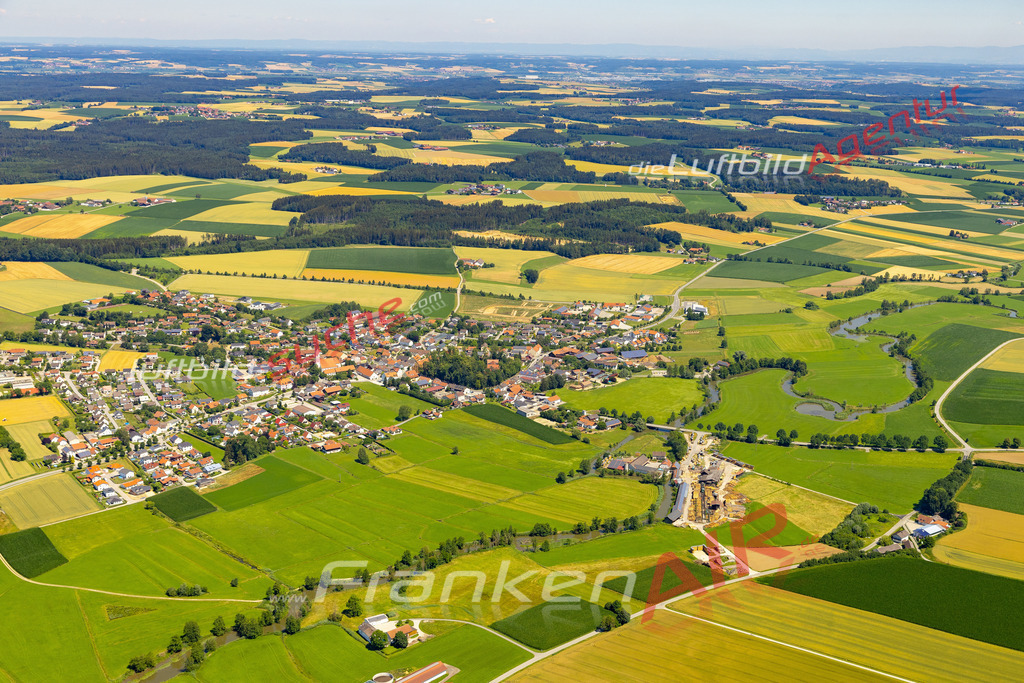 Aktuelles Luftbild von  Gerzen - Die Luftaufnahme wurde 2022 mittels UL-Flugzeug erstellt ( keine Drohne ) - hochauflösende Kamera-Systeme von  Canon -Beste Qualität - Für grossformatige Ausdrucke geeignet. Die Geschenkidee !
