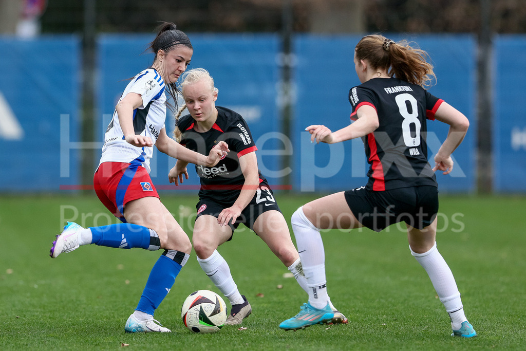 Fussball, 2. Frauen-Bundesliga, Hamburger SV - Eintracht Frankfurt II | v.li.: Vildan Kardesler (Hamburger SV, 7), Keira Bednorz (Eintracht Frankfurt II, 23) und Marlene Wild (Eintracht Frankfurt II, 8) im Zweikampf, Duell, Dynamik, Aktion, Action, Spielszene, DIE DFB-RICHTLINIEN UNTERSAGEN JEGLICHE NUTZUNG VON FOTOS ALS SEQUENZBILDER UND/ODER VIDEOÄHNLICHE FOTOSTRECKEN. DFB REGULATIONS PROHIBIT ANY USE OF PHOTOGRAPHS AS IMAGE SEQUENCES AND/OR QUASI-VIDEO.