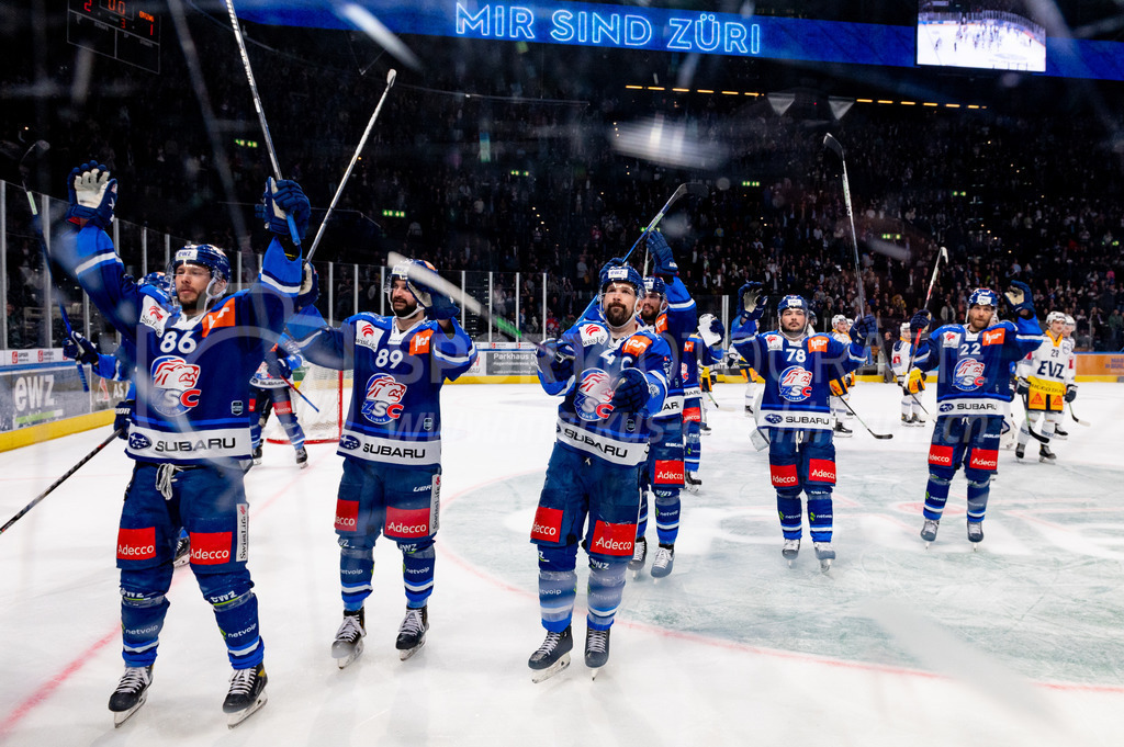 Swiss National League Final Game 2: ZSC Lions - EV Zug | 20.04.2022, Zürich, Hallenstadion, Swiss National League Final Game 2: ZSC Lions - EV Zug, die ZSC-Spieler #86 Dario Trutmann (ZSC), #89 Dominik Diem (ZSC), #4 Patrick Geering (ZSC), #78 Kyen Sopa (ZSC) und #22 Tommi Kivistö (ZSC) bedanken sich bei ihren Fans.  - Realisiert mit Pictrs.com