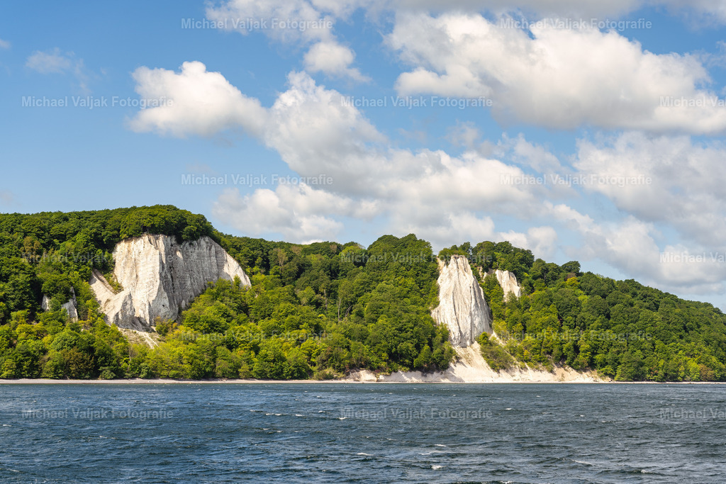 Victoriasicht und Königsstuhl auf Rügen | Blick von der Seeseite aus zu den berühmten Kreidefelsen auf der Ostseeinsel Rügen bei herrlichem Wetter.  - Realisiert mit Pictrs.com