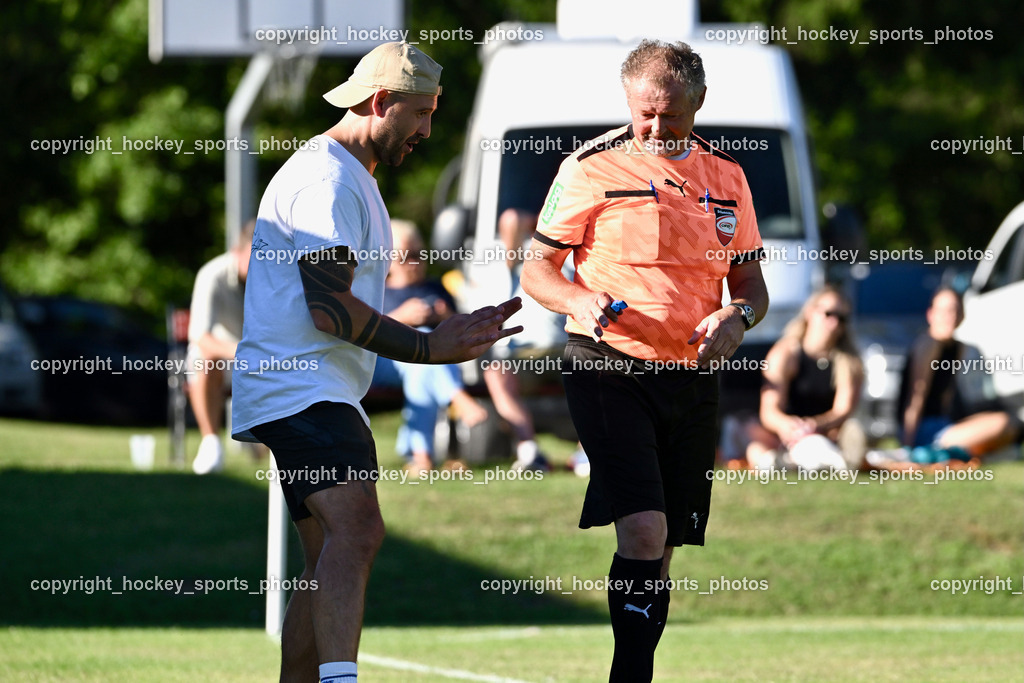 ATUS Nötsch vs. Thal Assling | Headcoach Thal Assling Martin Abwerzger, Karl Krenn Referee, ATUS Nötsch vs. Thal Assling, ATUS Nötsch vs. Thal Assling am 31.08.2025 in Nötsch (Dobratsch Arena), Austria, (Photo by Bernd Stefan)