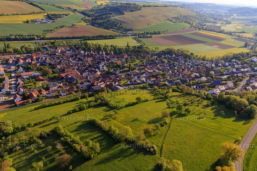 Luftbild: Dorfansicht im lieblichen Taubertal aus Südwesten am Morgen in Tauberrettersheim im Bundesland Bayern in Deutschland. Foto: IMG_146435.jpg vom 10.05.2025 durch Werner Riehm/FLY-FOTO.de