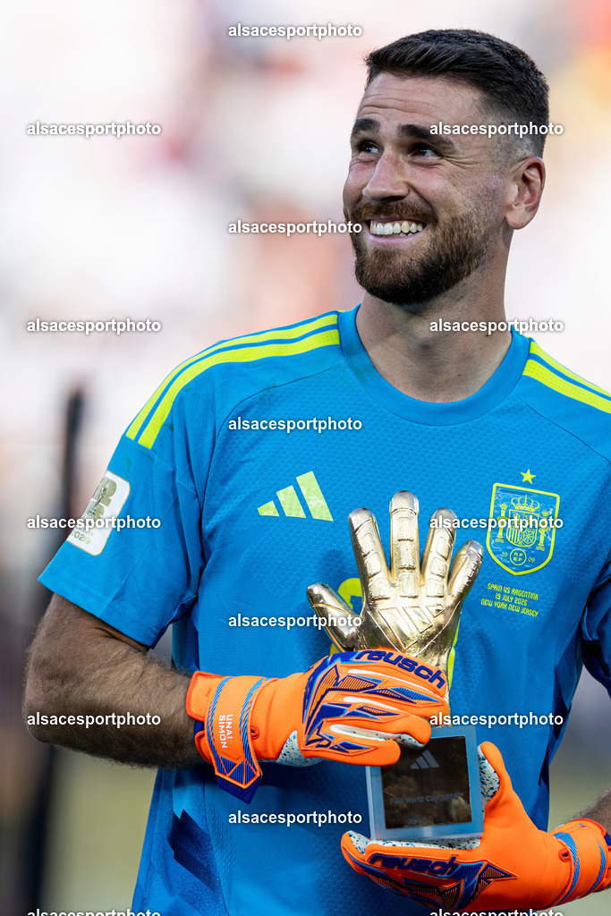 FOOTBALL : Argentine vs Espagne – Finale de la Coupe du Monde FIFA 2026. New York New Jersey Stadium, East Rutherford, New Jersey, États-Unis. 19/07/2026. | Unai Simón Mendibil reçoit le Gant d'Or (Golden Glove), récompensant le meilleur gardien de but de la Coupe du Monde de la FIFA 2026, lors de la cérémonie de remise des prix organisée après la finale remportée par l'Espagne face à l'Argentine au New York New Jersey Stadium, à East Rutherford (New Jersey), le 19 juillet 2026, aux États-Unis.