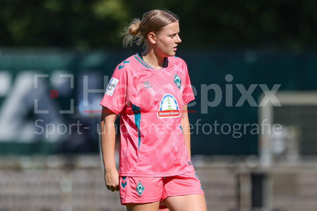 Fussball, Testspiel Frauen, SV Werder Bremen - VfL Wolfsburg | Sarah Gutmann (SV Werder Bremen, 27) Portrait, Nahaufnahme, Einzelfoto, Einzelbild