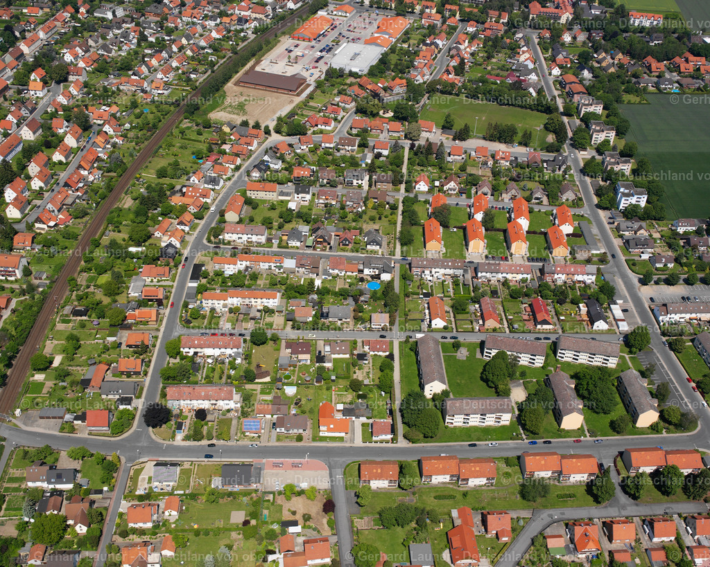 2638205 | SCHLADEN 09.06.2006 Wohngebiet - Mischbebauung der Mehr- und Einfamilienhaussiedlung  in Schladen im Bundesland Niedersachsen, Deutschland // Residential area - mixed development of a multi-family housing estate and single-family housing estate  in Schladen in the state Lower Saxony, Germany Foto: Gerhard Launer